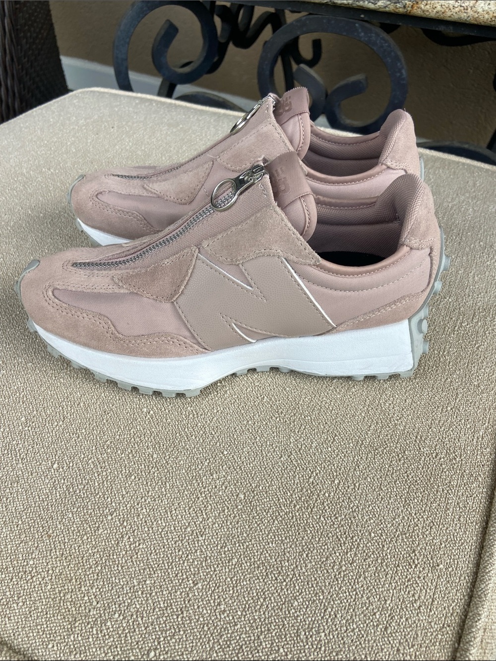 New Balance 327 Zipper Casual Sneakers. Size 7.5